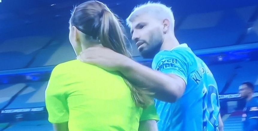 رد فعل غريب من أجويرو تجاه مساعدة حكم مباراة مانشستر سيتي وآرسنال
