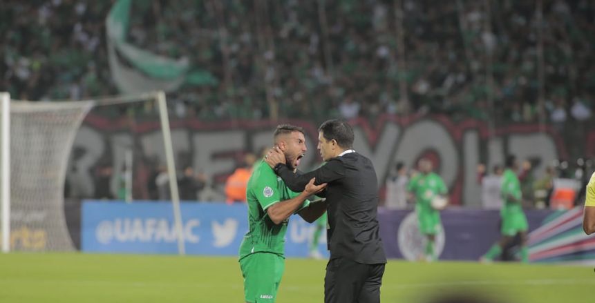 قبل مواجهة الإسماعيلي والزمالك.. إيقاف وتغريم مدرب الرجاء المغربي