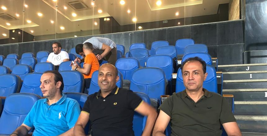 طارق مصطفى وأحمد أيوب يحضران مباراة بيراميدز والإنتاج
