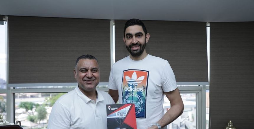 الأهلي يجدد عقد عمر طارق نجم فريق كرة السلة 4 مواسم