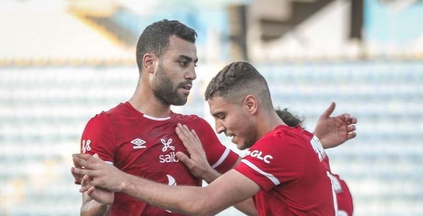 محمد شريف يغادر مباراة الأهلي والزمالك مصابا.. ونزول حسام حسن