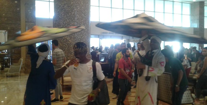 بالصور| منتخب غانا يصل الإسماعيلية.. واستقباله بالعروض الفنية