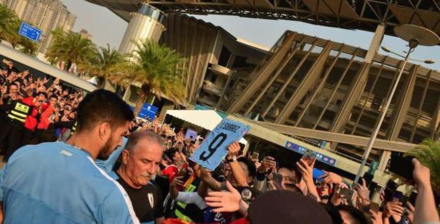 بالصور| «سواريز» يوقع أوتوجرافات لجماهير الصين قبل لقاء التشيك