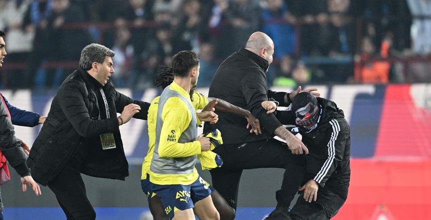 «خناقة شوارع» في الدوري التركي بين لاعبي فناربخشة وجمهور طرابزون سبور