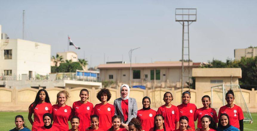 دينا الرفاعي تزور معسكر منتخب الكرة النسائية وتجتمع بالجهاز الفني