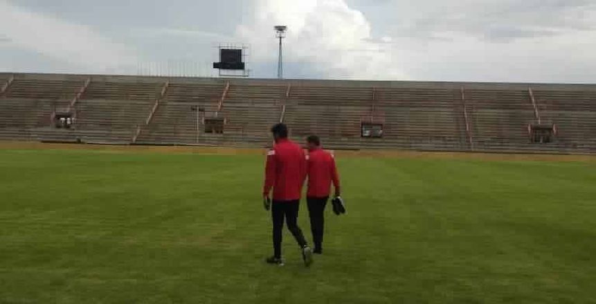 فايلر وإكرامي يعاينان أرضية ملعب مباراة الأهلي وبلاتينيوم