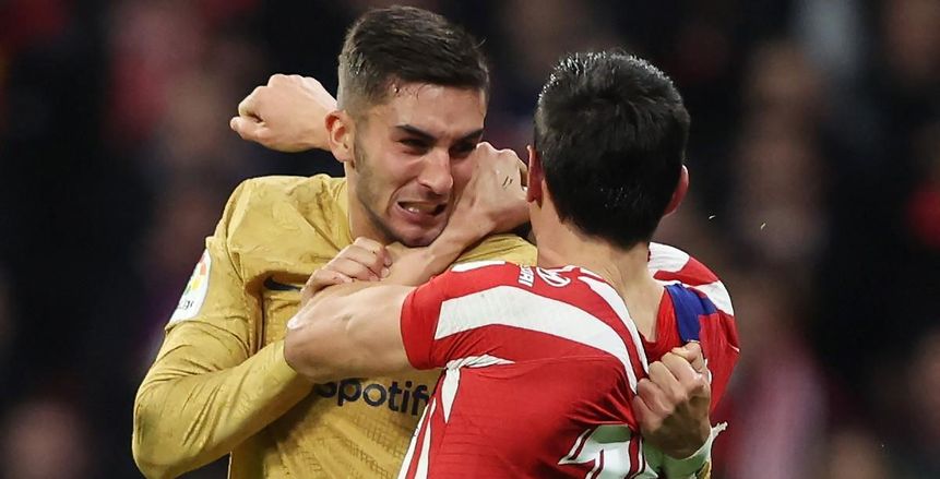 بعد اشتباكه مع سافيتش.. نجم برشلونة مهدد بالإيقاف 12 مباراة