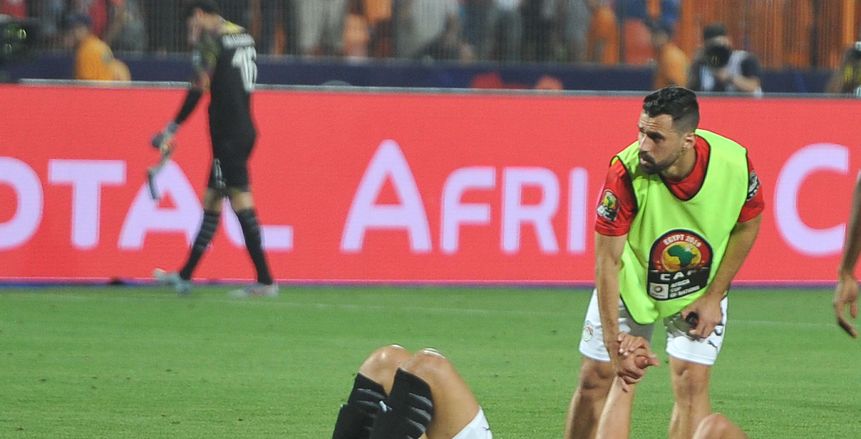 الشناوي وطارق حامد ينهمران في البكاء عقب الهزيمة من جنوب أفريقيا