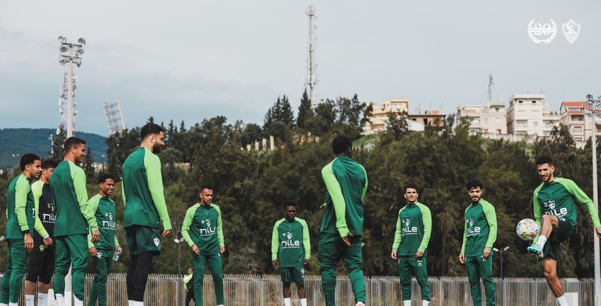 حسين لبيب يؤازر لاعبي الزمالك في المران الختامي قبل السفر إلى الإمارات