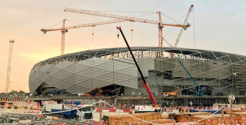 "جارديان" تنتقد سفر جمهور ليفربول لقطر: ملاعب مشيدة على "العبودية وتشريد الأطفال"