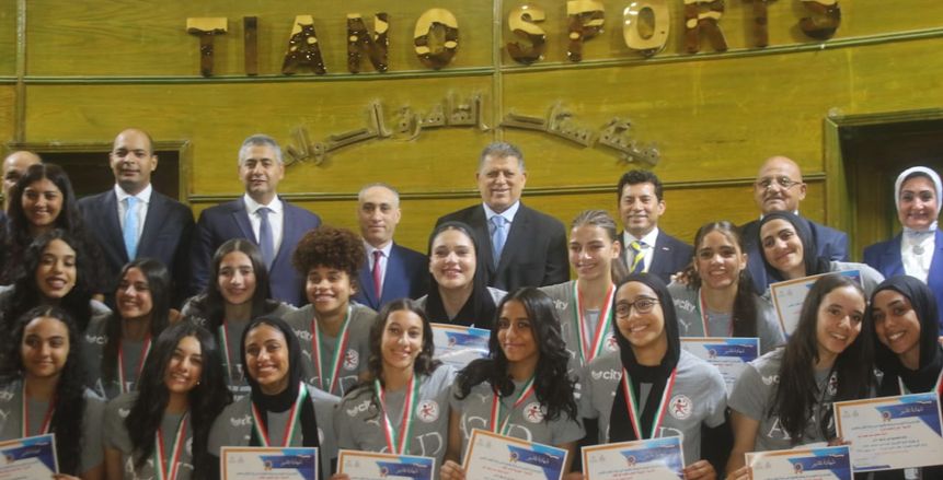 وزير الرياضة يكرم بطلات أفريقيا لكرة اليد ويعدهن بمكافأة مجزية