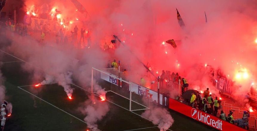 بالفيديو| جماهير مارسيليا تشعل مدرجات نهائي الدوري الأوروبي بالشماريخ