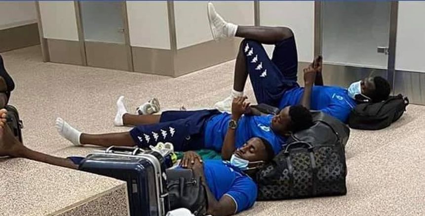 لاعبو المنتخب الجابوني محتجزون في مطار جامبيا قبل مباراة اليوم (صور)
