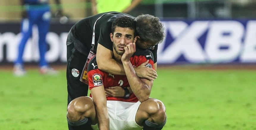 مدافع السنغال يواسي محمد عبد المنعم بعد خسارة نهائي أفريقيا «فيديو»