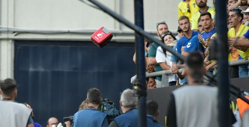 تقارير: مباراة برشلونة وقادش قد تستكمل.. والمشجع يمر بأزمة قلبية