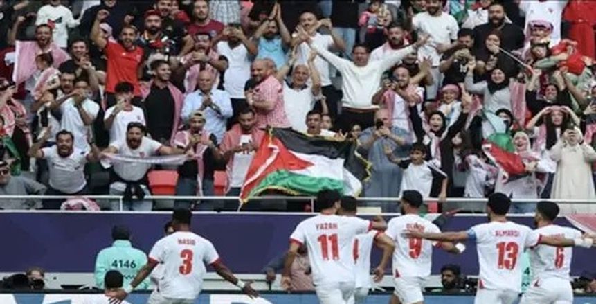 لحظة انقلاب شاحنة تقل جماهير الأردن قبل نهائي كأس العرب (فيديو)