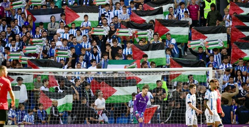 جماهير ريال سوسيداد ترفع أعلام فلسطين خلال مباراة مايوركا «صورة»