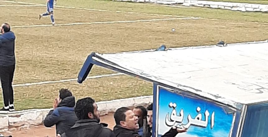 مشادات كلامية واتهامات متبادلة بين رضا عبدالعال وجماهير البلدية (صور)