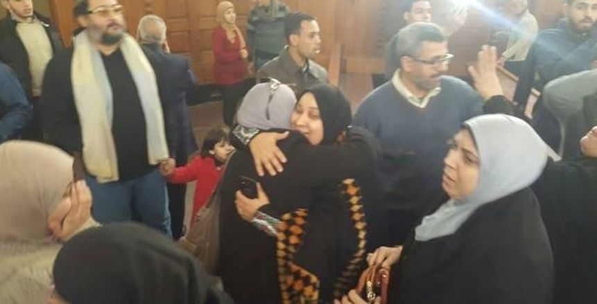 بالصور| فرحة أسر ضحايا "مذبحة بورسعيد" داخل قاعة محكمة النقض