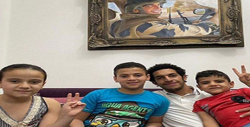مصطفى شوبير يزور أسرة الشهيد منسي: ونعم التربية (صور)
