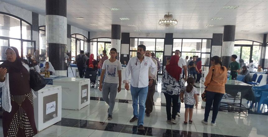 مصطفى عبدالخالق يدلي بصوته على لائحة الزمالك