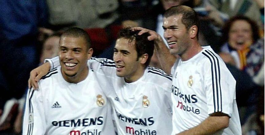 أسطورة ريال مدريد يتغني بزيدان
