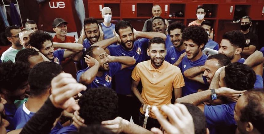 عاجل.. مؤمن زكريا يسلم الأهلي درع الدوري