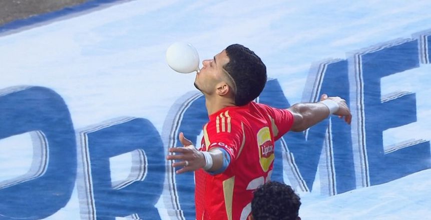 إمام عاشور يحتفل بـ«البالونة» في مباراة الأهلي وسموحة بدوري NILE