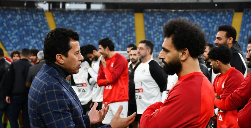 وزير الرياضة يلتقي بعائلة محمد صلاح تمهيدا لافتتاح مركز الشباب بنجريج