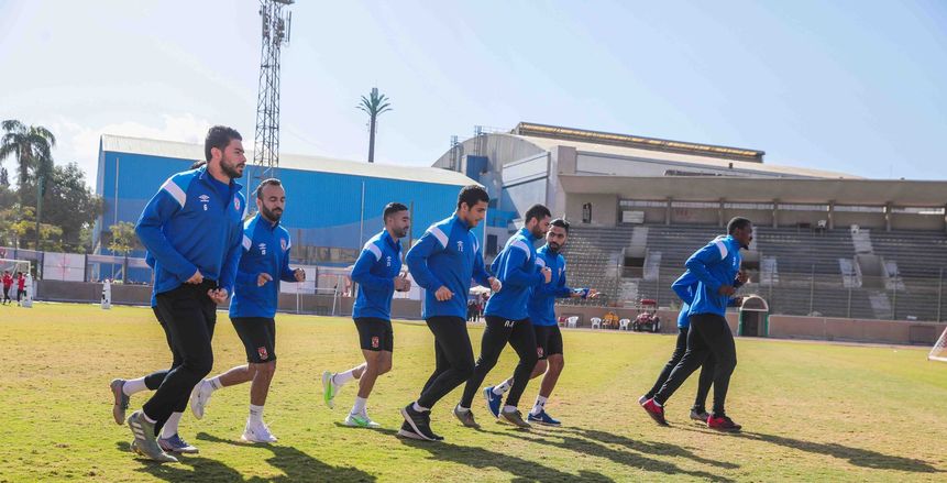 الأهلى يبحث عن قمة الدورى أمام الحرس