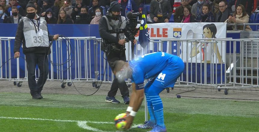 شغب جديد في الدوري الفرنسي.. جماهير ليون تعتدي على باييه «فيديو»