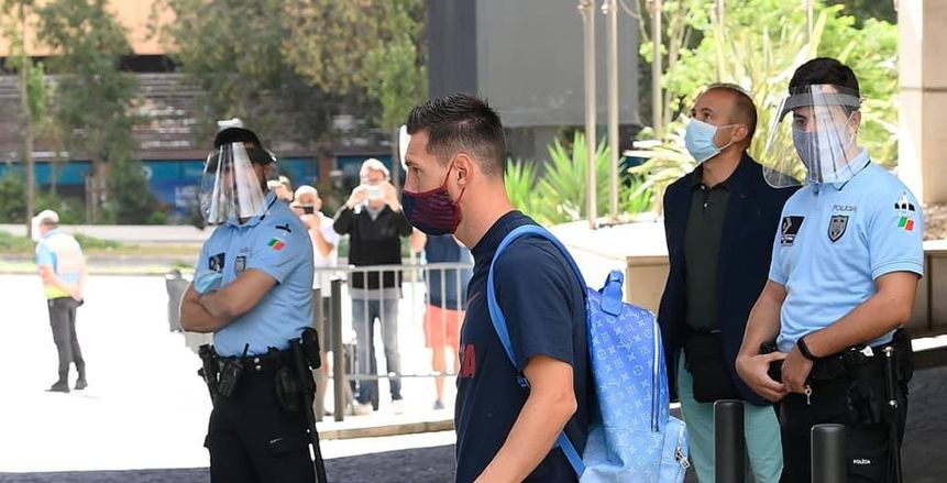 الحزن يكسو وجوه لاعبي برشلونة عقب العودة لإسيانيا بعد فضيحة البايرن (صور)