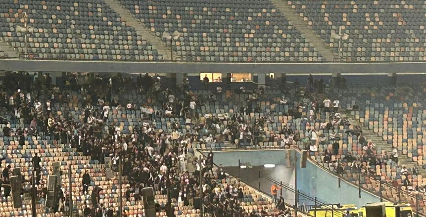 جماهير الزمالك تظهر بالزي الأسود حدادا على روح محمد صبري