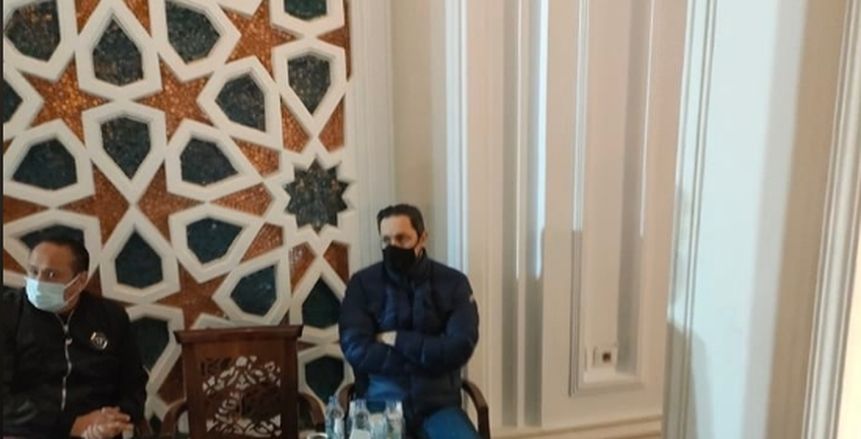 بكاء زيدان في عزاء والده بحضور جمال وعلاء مبارك وغالي وفضل وربيعة «فيديو»
