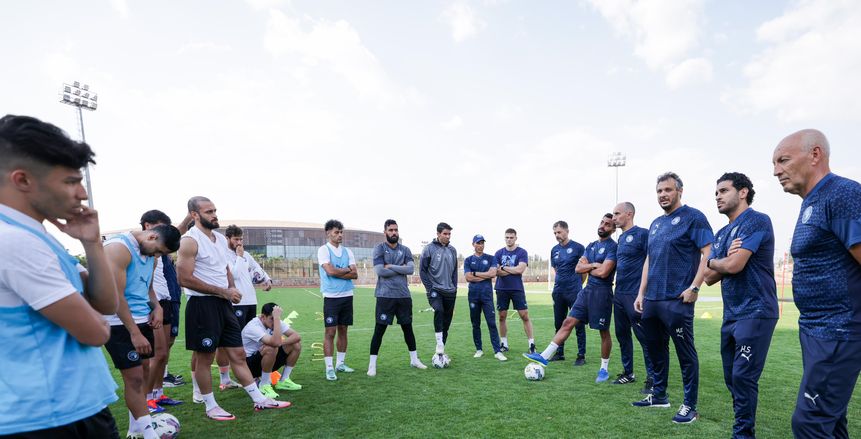 جلسة تحفيزية للاعبي بيراميدز قبل مواجهة الجيش الرواندي