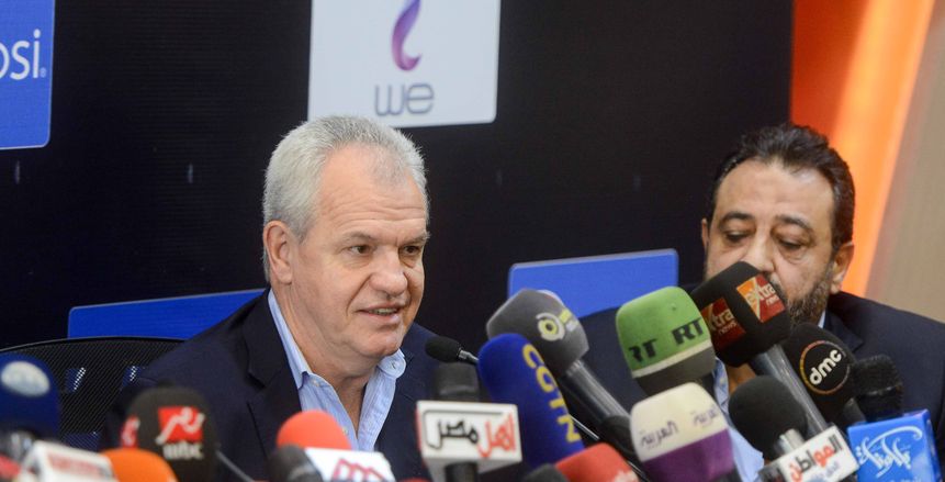 بالصور| أجيري يتابع مباراة الأهلي وإنبي من مدرجات بتروسبورت