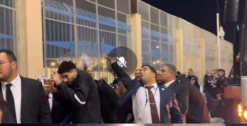 هتافات عدائية ضد بن رمضان.. جماهير الترجي تلقي لاعبي الأهلي بالزجاجات