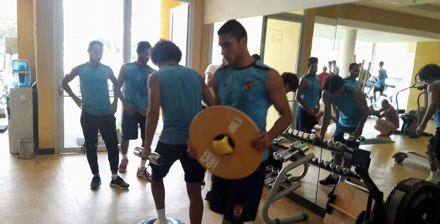 بالصور| لاعبو الأهلي يؤدون تدريبات في "الجيم" بعد إلغاء المران الجماعي