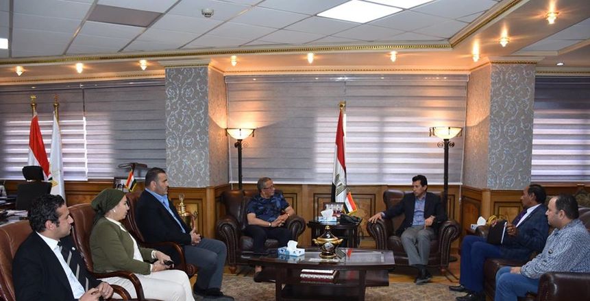 وزير الرياضة يناقش عودة الدوري مع اللجنة الخماسية 