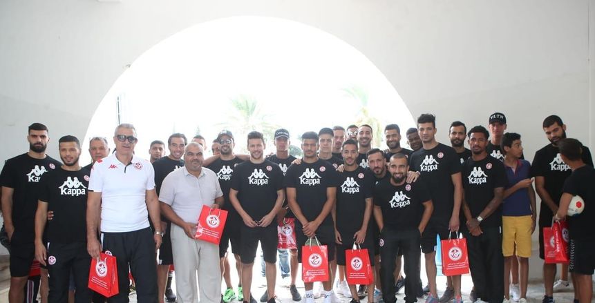 بالصور.. علي معلول يزور جمعية للأيتام رفقة منتخب تونس