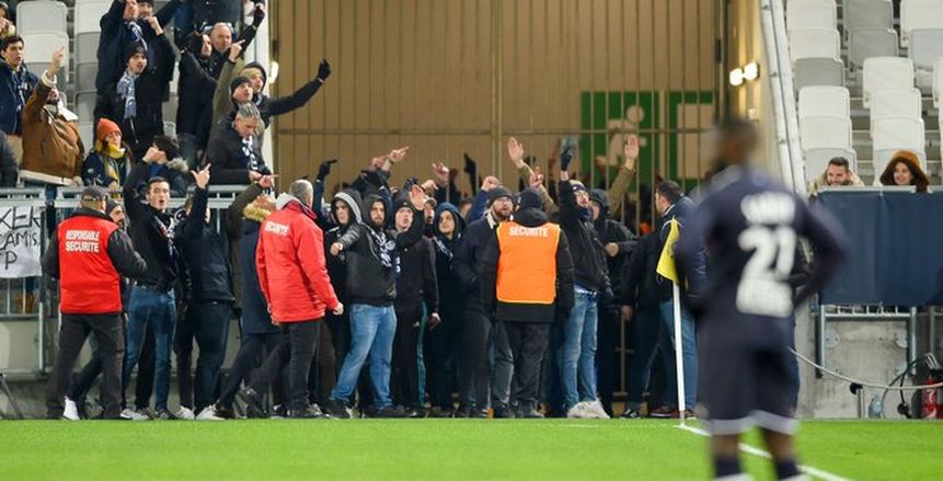 جماهير بوردو تقتحم مباراة فريقها أمام نيم أوليمبيك بالدوري الفرنسي