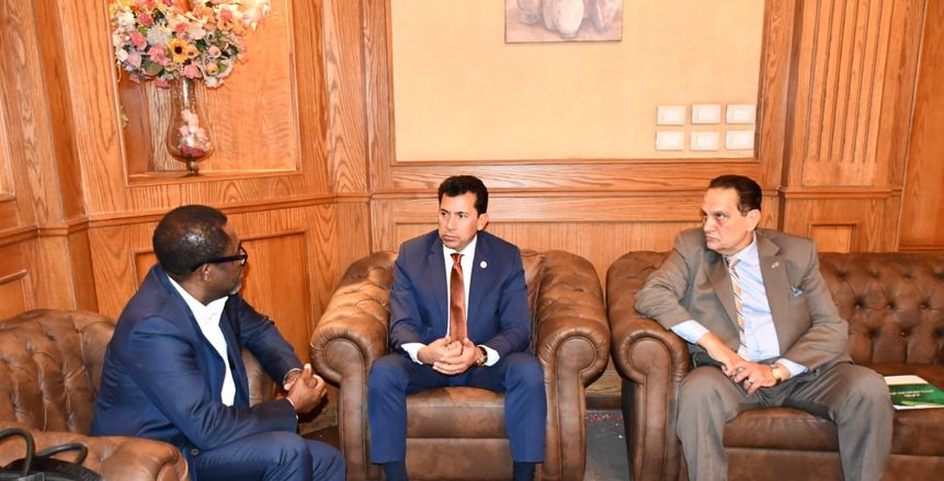 وزير الرياضة يلتقي السكرتير العام لـ«كاف» لبحث مستجدات المقر الجديد بالعاصمة الإدارية