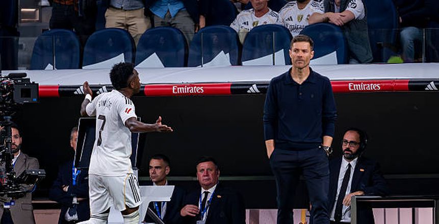 الأمور تشتعل في مدريد.. فينيسيوس يبلغ بيريز برفض التجديد بسبب «ألونسو»