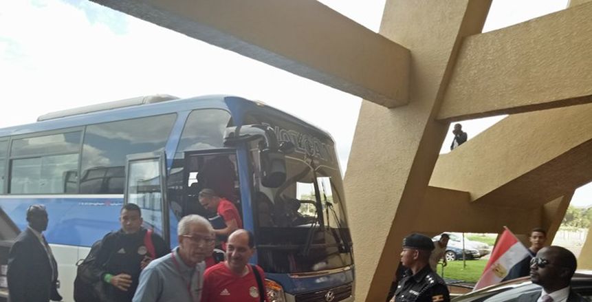 بالصور| المنتخب يصل ملعب "نيلسون مانديلا" لاداء المران الرئيسي