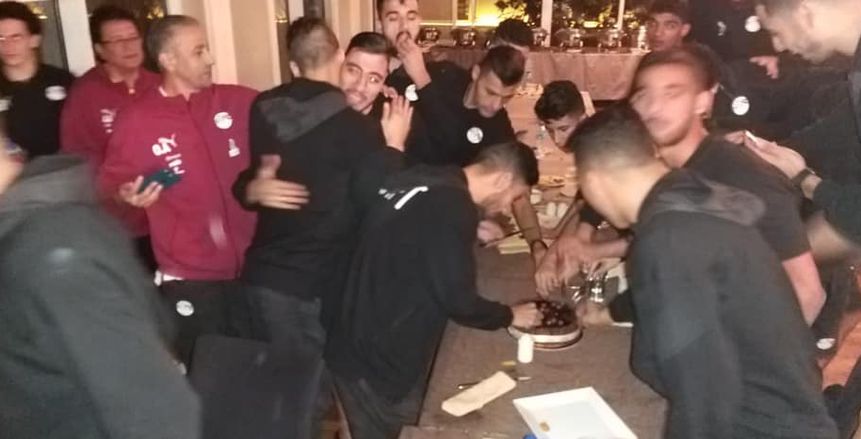 احتفالات في المنتخب الأولمبي.. واللاعبون يرددون الأغانى الوطنية داخل الفندق