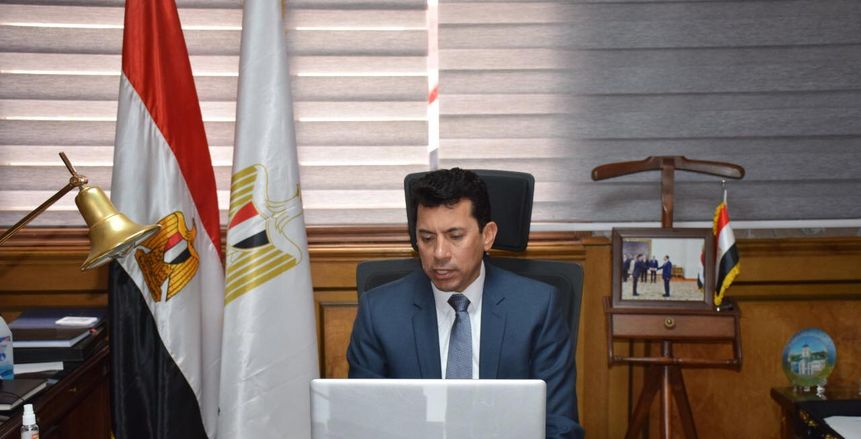 أشرف صبحي يتفقد الأعمال الجارية بمدينة الشباب والرياضة بحي الأسمرات