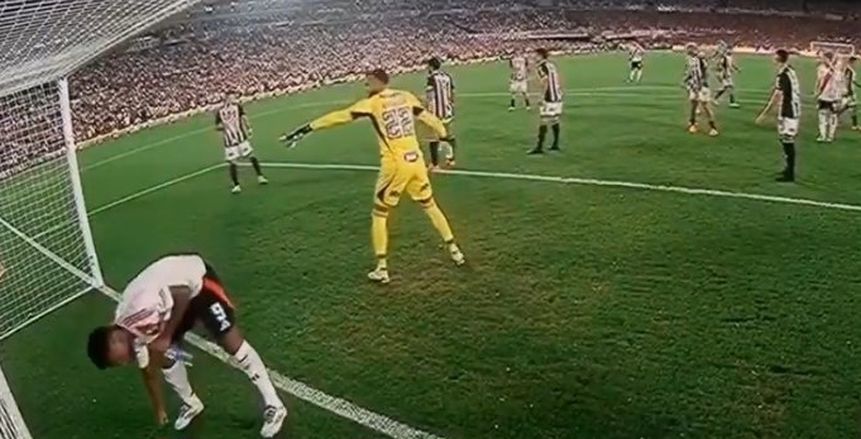 حارس مرمى مينيرو يضع شيئا غريبا داخل مرماه.. ولاعب ريفر بليت يتدخل