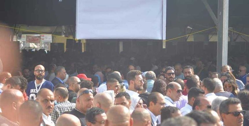 ازدحام شديد في انتخابات الزمالك.. ورئيس اللجنة القضائية يهدد أنصار حسين لبيب