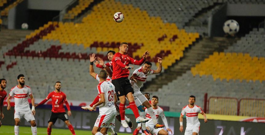 عاجل.. حكم القمة يُعاين ملعب برج العرب بسبب الأمطار قبل انطلاق الشوط الثاني