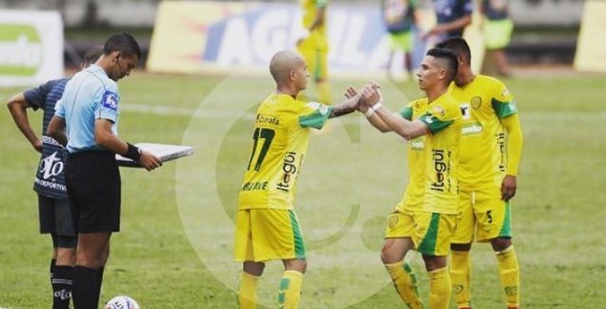 بالفيديو| لاعب يمتلك ذراعا واحدا يشارك بكأس كولومبيا